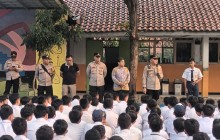 Kapolsek Kramatjati Sentuh Hati Pelajar, Perkuat Benteng Generasi Muda dari Tawuran dan Kenakalan Re