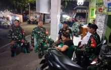 Babinsa Koramil 06/Cakung Laksanakan Patroli dan Siskamling, Ciptakan Rasa Aman di Malam Minggu