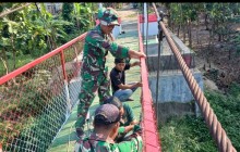 Pemasangan Kawat Harmonika Jembatan Gantung Garuda Di Desa Karangpakel Terus Dikebut