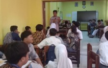 Polsek Jatinegara Jadi Narasumber MPLS di SMA YAKE, Edukasi Pelajar Bahaya Narkoba, Judi Online, dan