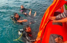 TNI AL LANAL LABUAN BAJO BERSAMA TIM SAR GABUNGAN EVAKUASI WISATAWAN TENGGELAM DI PERAIRAN PULAU KEL