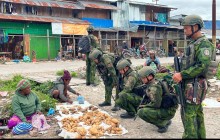 SATGAS YONIF 2 MARINIR TNI AL BORONG HASIL BUMI WARGA, PERKUAT KEMANUNGGALAN DENGAN MASYARAKAT PAPUA