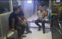 Dini Hari, Bhabinkamtibmas Pulogadung Sambangi Poskamling untuk Perkuat Cooling System dan Cegah Taw