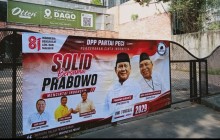 Sambut HUT RI, Spanduk Partai Peci dukung Prabowo - AHA Aituarauw Bertebaran di Kota Bandung 