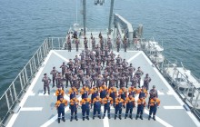 DANSESKOAL TERIMA PENYEMATAN BREVET KEHORMATAN HIDRO-OSEANOGRAFI TNI AL 