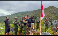 PRAJURIT TNI AL DARI  YONIF 2 MARINIR BERSAMA PEMUDA KOMOPA KIBARKAN MERAH PUTIH SAMBUT HUT KE-81 RI