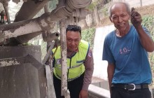 Polantas Karib Bersama Iptu Bayu Ferdian Fembriano Induk PJR BSD Korlantas Polri Bantu Seorang  Kake