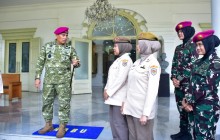 NIAT UMRAH DARI UANG PENSIUN, TIGA PNS KORPS MARINIR JUSTRU DIBERANGKATKAN PANGKORMAR