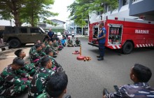 PRAJURIT MARKAS KOMANDO KORPS MARINIR TINGKATKAN KESIAPSIAGAAN MELALUI PELATIHAN PEMADAM KEBAKARAN