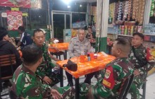 Jaga Kamtibmas Wilayah, Babinsa Koramil 03/Ps. Rebo-Ciracas Bersama Komduk Gelar Patroli Siskamling