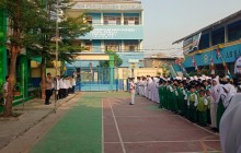 Kanit Binmas Polsek Cakung Jadi Pembina Upacara, Ajak Pelajar MTs Assaadah Perkuat Nasionalisme
