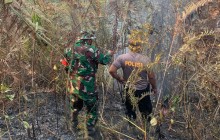 BABINSA KORAMIL 0901-04/PALARAN  BERSAMA RELAWAN PADAMKAN KEBAKARAN LAHAN DI PALARAN