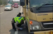APTU Karyono Membantu Menggantikan Ban Mobil Box Yang Melintasi Tol Kilo Meter 22 Serpong MTN 