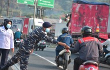 ANTISIPASI ERUPSI GUNUNG ANAK KRAKATAU, TNI AL BAGIKAN MASKER DAN EDUKASI WARGA PESISIR