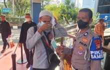 Waspada Abu Vulkanik Anak Krakatau, Samsat Jakarta Selatan Bagikan Masker