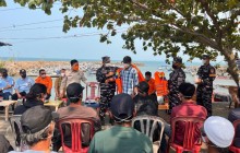 PANTAU AKTIVITAS GUNUNG ANAK KRAKATAU, TNI AL SIAGAKAN UNSUR KRI DAN PERSONEL SAR DI SELAT SUNDA