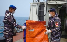 HARI KE-6 PENCARIAN, KRI TELUK GILIMANUK-531 TEMUKAN PELAMPUNG DAN TERPAL DI PERAIRAN SELAT SUNDA