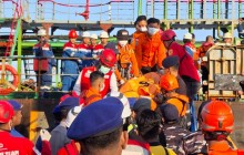 HARI KEDUA SAR KM VIRGO TRANSPORT 8, TNI AL BERSAMA TIM SAR GABUNGAN EVAKUASI KORBAN DI LAUT JAWA