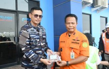 Sinergi TNI AL dan Basarnas, Lanal Banjarmasin Kawal dan Serahkan Barang Bukti KM Virgo Transport 8