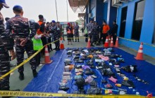 Sinergi TNI AL dan Basarnas, Lanal Banjarmasin Kawal dan Serahkan Barang Bukti KM Virgo Transport 8