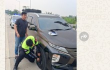 Polantas KARIB Induk PJR BSD Korlantas Polri Bantu Pengendara Ganti Ban Pecah di Tol CSJ