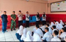 Polsek Cakung Goes to School, Polisi Ajak Pelajar SMP Al Wathoniyah 9 Jauhi Tawuran dan Narkoba