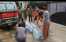 ATASI KESULITAN RAKYAT, KODIM 0504/JAKARTA SELATAN SALURKAN AIR BERSIH KE PEMUKIMAN WARGA