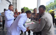 SINERGITAS TANPA BATAS, SAMBUT HUT KE-81 TNI, KODAERAL III TERIMA KEJUTAN KUE ULANG TAHUN DARI KEPOL