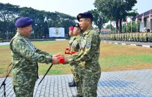 DENGAN SEMANGAT PENGABDIAN, DANSESKOAL PIMPIN UPACARA HUT KE-81 TNI 