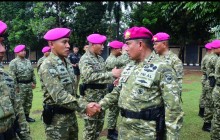 PANGKORMAR PIMPIN TRADISI PENERIMAAN 221 PERWIRA REMAJA MARINIR, TEKANKAN KEPEMIMPINAN DAN PROFESION