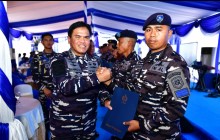 KASAL BERIKAN PENGHARGAAN ATAS DEDIKASI PRAJURIT TNI AL PADA OPERASI SAR KMP VIRGO TRANSPORT 8