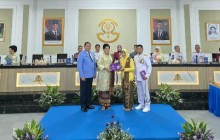 Ketua Umum PPAL Serahkan KTA Kepada 39 Pati Wisudawan Pada Upacara Wisuda Purnawira di AAL Bumi Moro