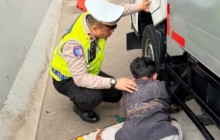 Polisi Bersama Masyarakat Dengan Sigap Personil Induk PJR BSD Korlantas Polri Sigap Membantu Pengend
