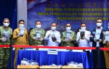TNI AL MUSNAHKAN RIBUAN CARTRIDGE LIQUID VAPE MENGANDUNG NARKOTIKA SENILAI MILIARAN RUPIAH DI LAMPUN