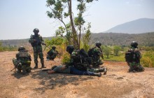 PRAJURIT KORPS MARINIR GEMPUR PERTAHANAN MUSUH, INFANTERI DAN TANK REBUT SASARAN