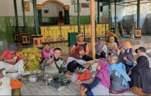 Momen Kebersamaan Satgas TMMD Reguler ke-130 Kodim Klaten Perkuat Kemanunggalan TNI dan Rakyat