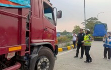 Polisi Bersama Masyarakat KA Induk Korlantas Polri BSD Himbauan dan Edukasi Bagi Sopir Truk Over Dim
