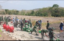 Kemanunggalan TNI dan Rakyat Terlihat dalam Pengerjaan Sasaran Fisik TMMD di Trucuk