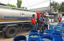 PEDULI WARGA TERDAMPAK KEKERINGAN, TNI AL BERSAMA INSTANSI TERKAIT SALURKAN 15.000 LITER AIR BERSIH 
