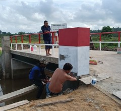 PEMBANGUNAN JEMBATAN BETON GARUDA DI KELURAHAN RAWA MAKMUR TERUS BERLANJUT