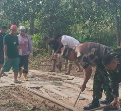 Warga dan Babinsa Gotong Royong Bangun Jembatan Beton Garuda di Sungai Kapih