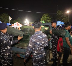 PEDULI KEMANUSIAAN, PRAJURIT TNI AL GERAK CEPAT BANTU KORBAN KEBAKARAN KEMAYORAN
