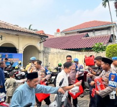 Polisi Berbagi di Hari Jumat, Ratusan Jamaah Terima Nasi Box dari Propam