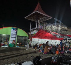 TANGGAP DARURAT GEMPA DI NTT, PRAJURIT TNI AL BANTU EVAKUASI RIBUAN WARGA SIKKA