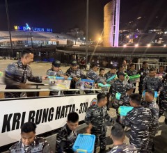 ANGKUT 13,4 TON BAHAN KONTAK BANTUAN KEMANUSIAAN, UNSUR TNI AL KRI BUNG HATTA-370 TIBA DI REO MANGGA