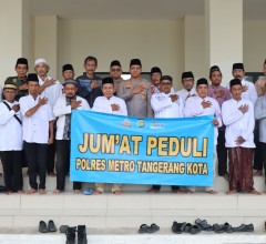 Jumat Peduli, Wakapolres Tangerang Bagikan Sembako untuk Sabuk Kamtibmas