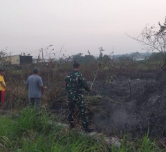 Babinsa Kodim 0901/Samarinda Bantu Padamkan Kebakaran Lahan di Bengkuring