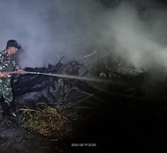 Babinsa Koramil 0901-05/Samarinda Utara  Bersama Relawan Balakar Padamkan Kebakaran Lahan di Sungai 