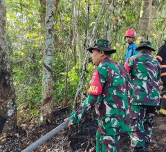 BABINSA KODIM 0901/SAMARINDA BERSAMA DAMKAR DAN BPBD PADAMKAN KEBAKARAN LAHAN DI RAPAK DALAM