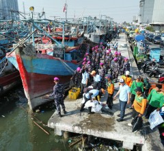 SINERGI TNI AL DAN PEMERINTAH JAGA PESISIR, DANKODAERAL III DAMPINGI KASAL HADIRI AKSI “AKU CINTA LA